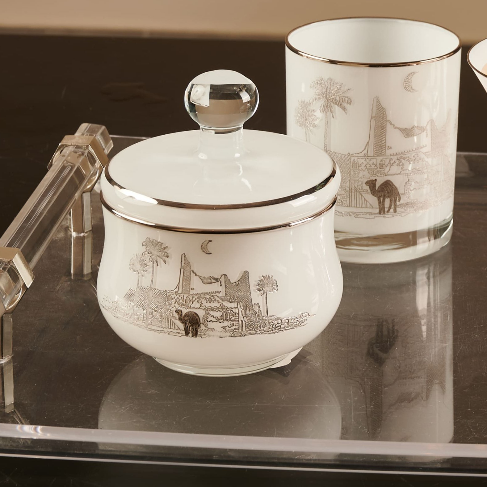 سكرية كومبي، لون أبيض وفضي